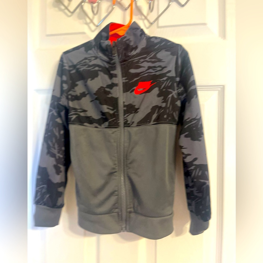 Boys Nike 2 piece track suit, size 5